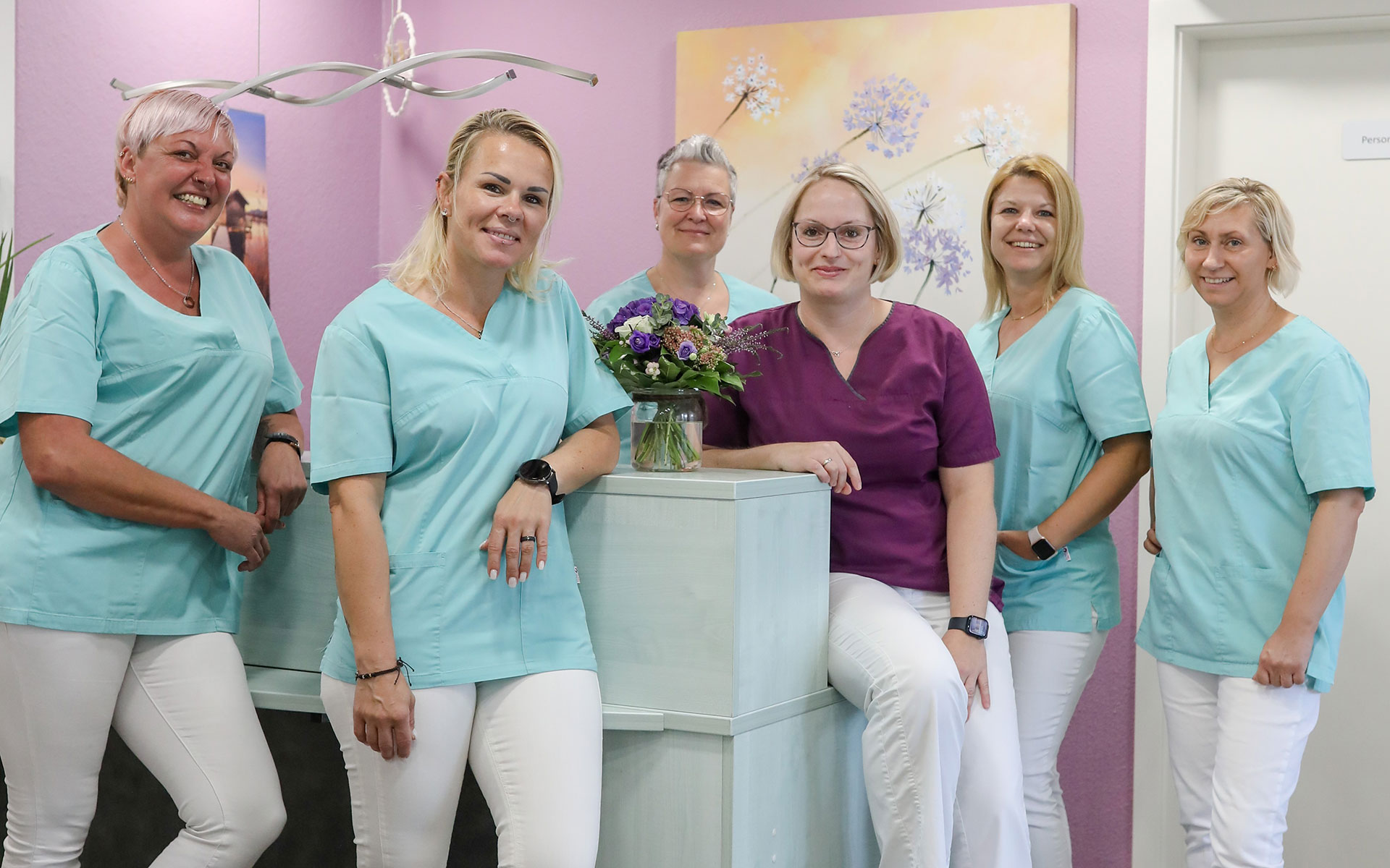 Team der Zahnarztpraxis Salzwedel vor der Anmeldung 2023