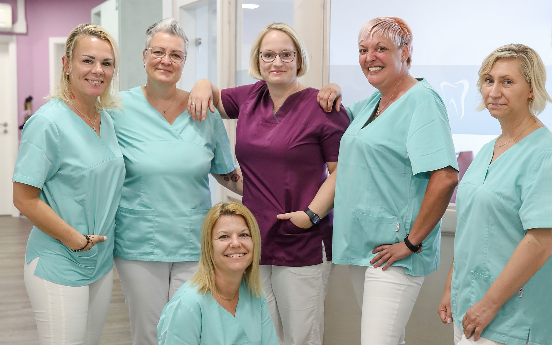 Team der Zahnarztpraxis Salzwedel vor dem Warteraum 2023